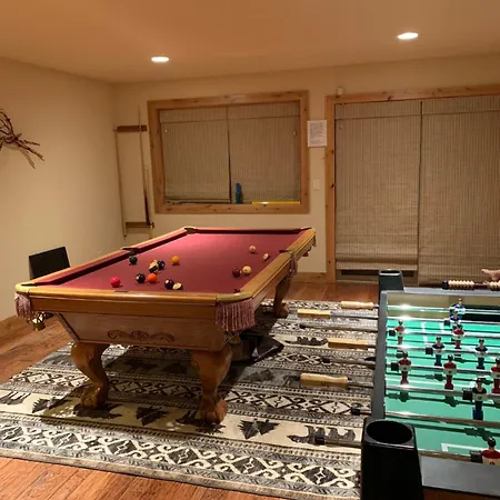 Brand New Upscale Home, Hot Tub, Foosball